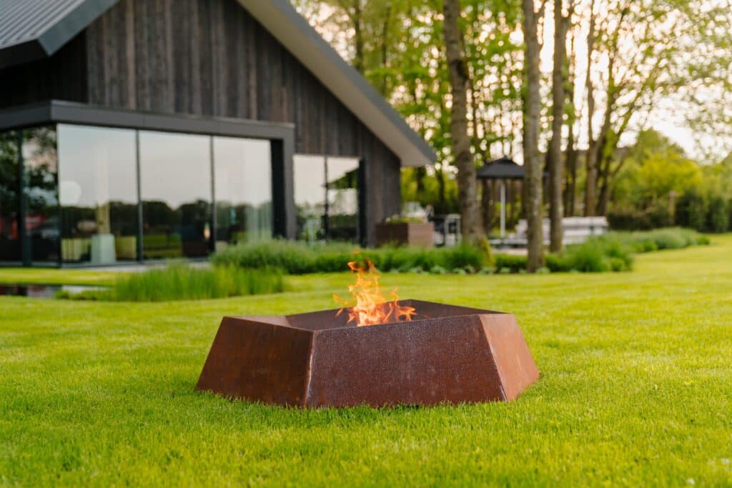 De warmte en gezelligheid van een vuurschaal in je tuin