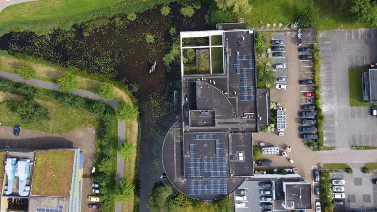 Kunstwerk van zonnepanelen siert dak Kooi Camerabewaking