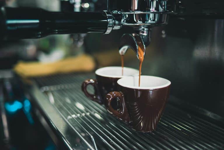 Een van de belangrijkste redenen waarom een koffiemachine op kantoor essentieel is, heeft te maken met productiviteit.