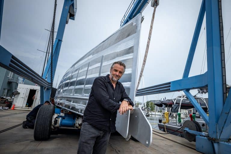 KM Yachtbuilders draait casco van nieuwe Bestevaer van Tom Waes