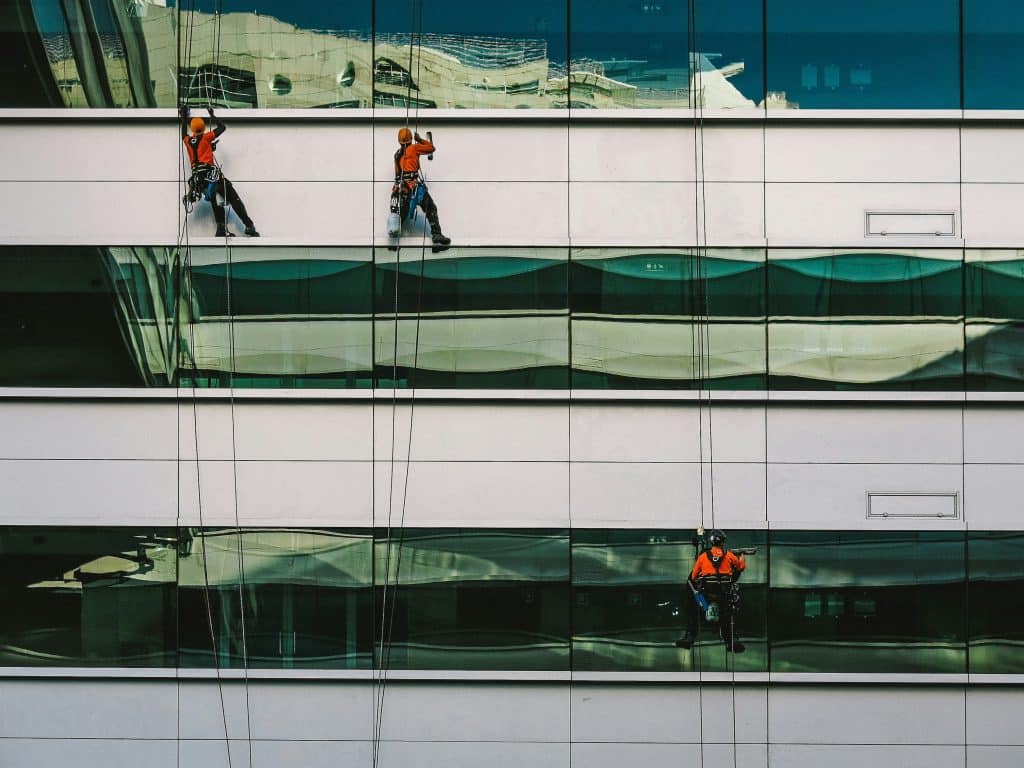 De voordelen van professionele glasbewassing voor particulieren en bedrijven