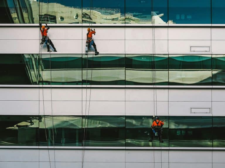 De voordelen van professionele glasbewassing voor particulieren en bedrijven